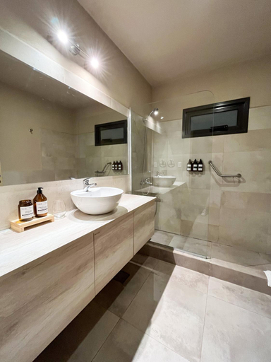 Bathroom 3, Tres Cruces, Coronel Felipe Varela
