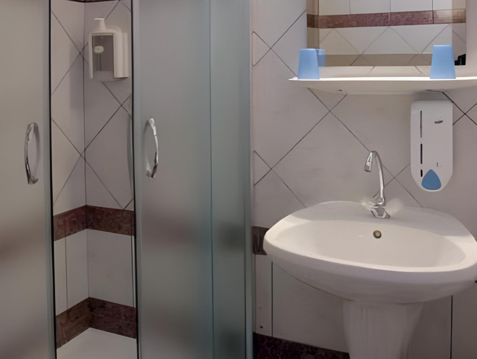 Bathroom 2, Zenit Panzio, Miskolci