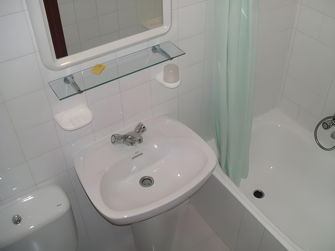 Bathroom 2, Pension Plaza, A Coruña