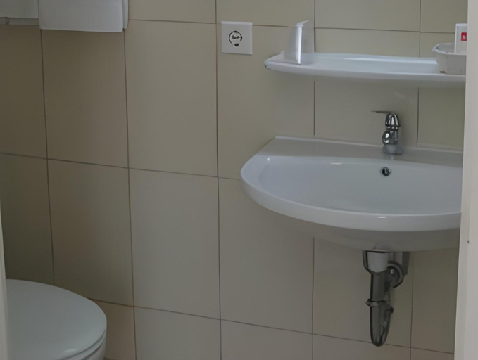 Bathroom 3, stadthotel miya, Main-Tauber-Kreis