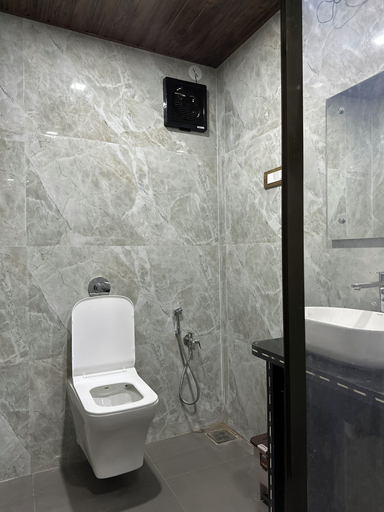 Bathroom 4, Blue Green Exotica, Ratnagiri