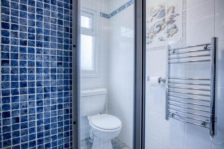 Bathroom 4, Swanbrook - 2 Bedroom Chalet- Freshwater East, Pembrokeshire
