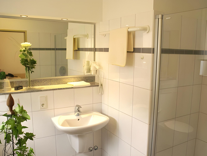Bathroom, Schroeders Stadtwaldhotel, Trier