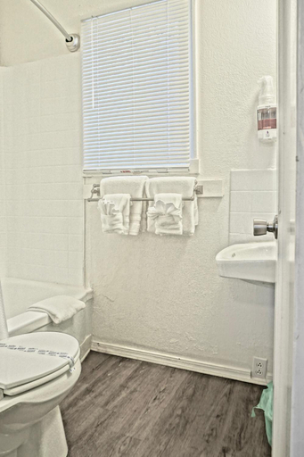 Bathroom 3, Arbor Inn Motel Oakridge, Lane