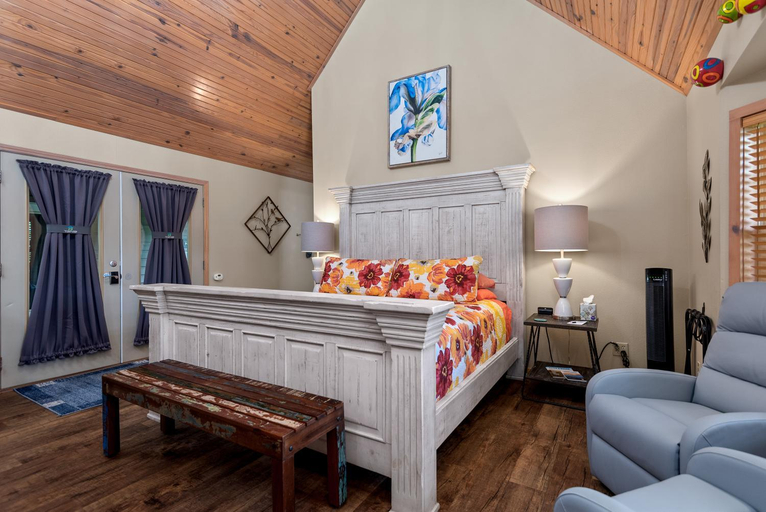 Bedroom 2, The Woods Cabins, Carroll