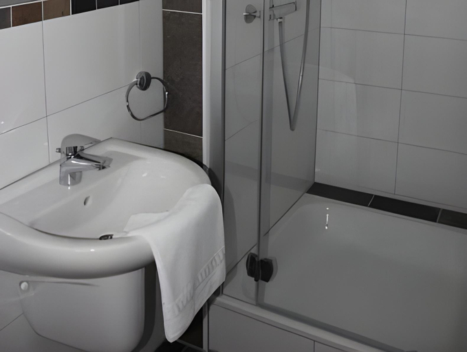 Bathroom 3, Hotel Tau-Lunne, Emsland