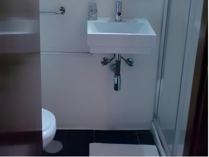 Bathroom 2, D. Duarte I, Porto