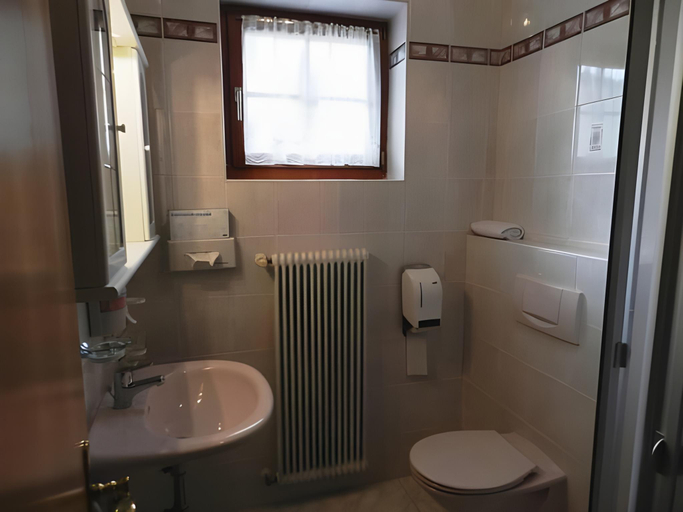 Bathroom 4, Hubertushof, Neunkirchen