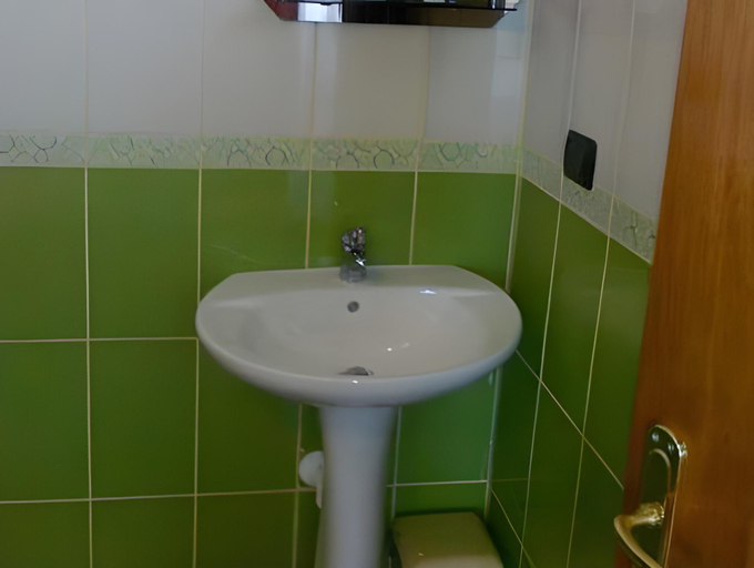 Bathroom 5, Hotel Victoria, Pogradecit