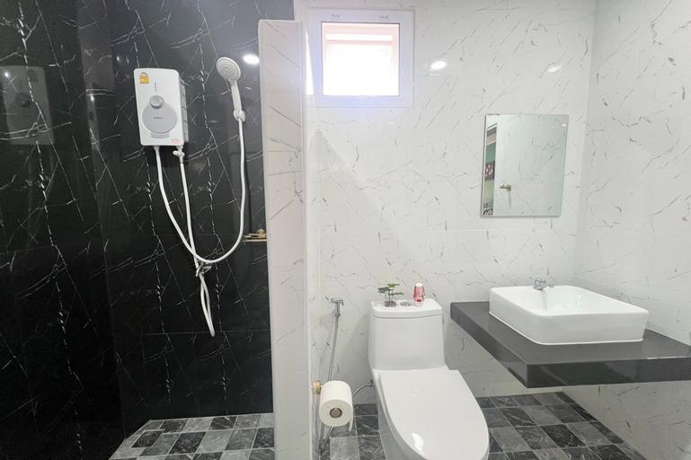 Bathroom 16