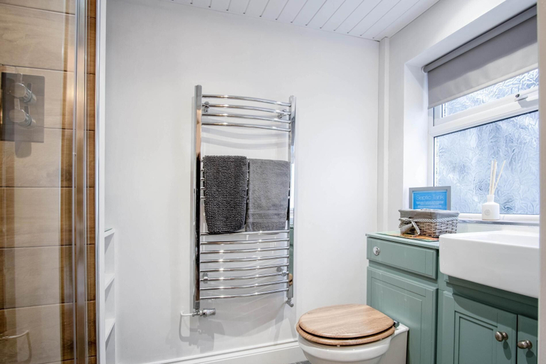 Bathroom 4, Stable Cottage - 1 Bedroom Cottage - Penally, Pembrokeshire