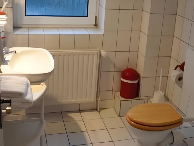 Bathroom 3, Hotel-Cafe Kampe, Segeberg