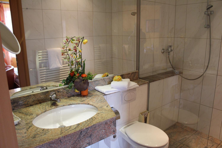 Bathroom 3, Schwiizeralp Hotel & Restaurant, Minden-Lübbecke