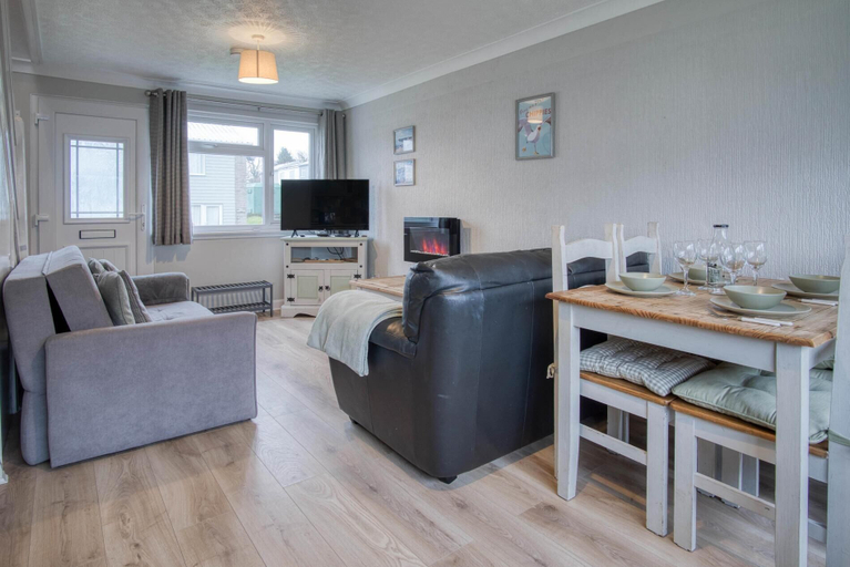 Others 5, Swanbrook - 2 Bedroom Chalet- Freshwater East, Pembrokeshire