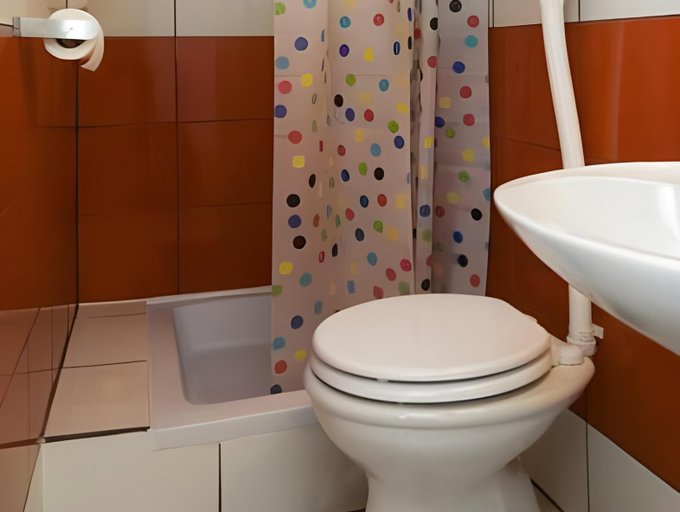 Bathroom 2, Alibi B11, Piran