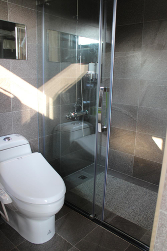 Bathroom 3, San Yuan Guest House, Kinmen