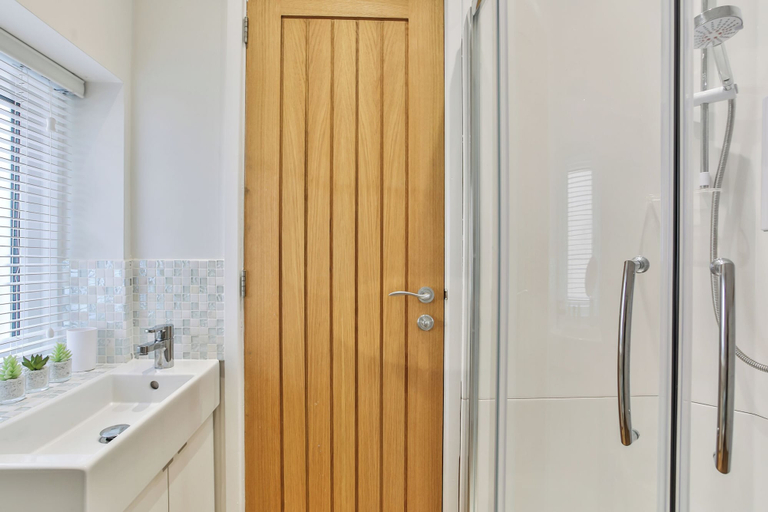 Bathroom, 1BR Gem in Great Location, Sheffield
