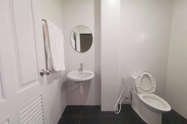 Bathroom 3, C Park, Krathum Baen