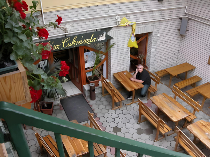 Public Area 2, Huli Panzio, Tokaji