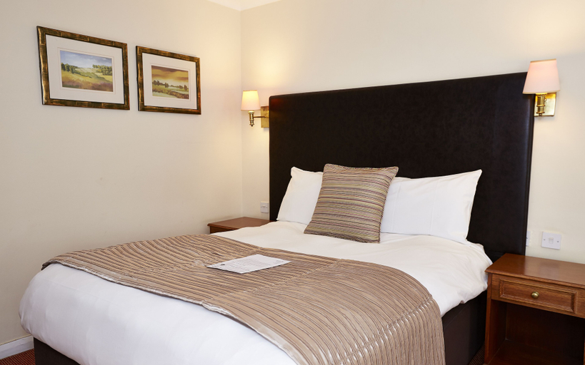 Bedroom 3, The Raven Hotel by Greene King Inns, Hampshire