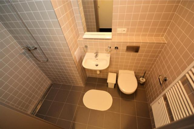 Bathroom 4, Hotel Harfa, Praha 8