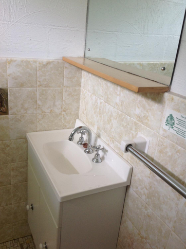 Bathroom 2, Motel Farnboro, Eurobodalla