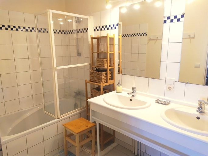 Bathroom 5, Les Salamandres, Loir-et-Cher