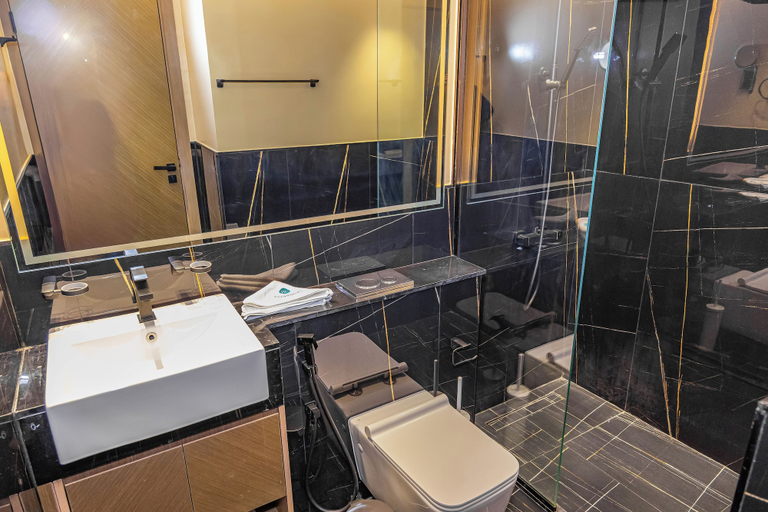 Bathroom, Bloomfields Stylish 1Br Binghatti Creek, Dubai