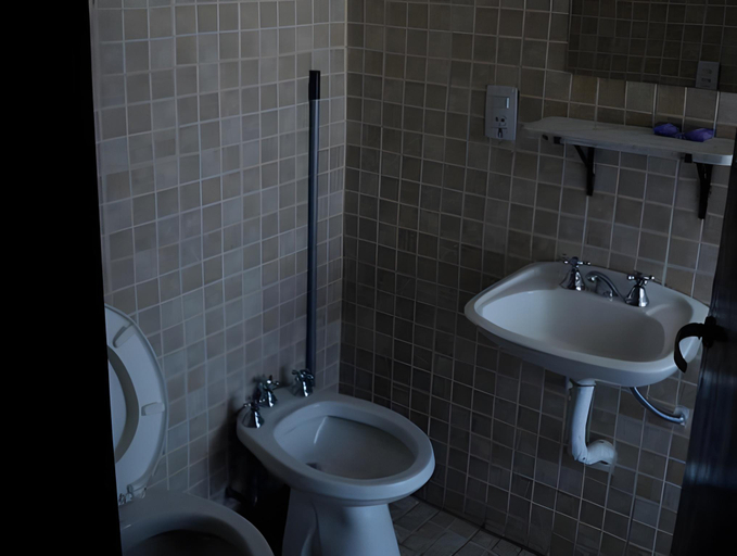 Bathroom 2, El Refugio, Capital