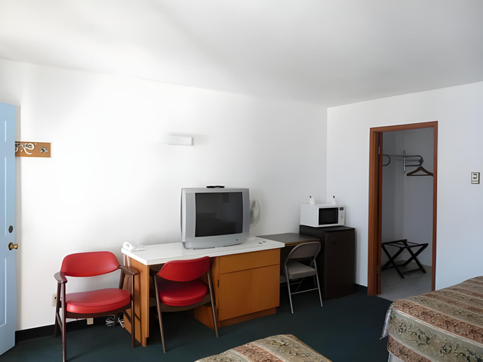 Bedroom, Heidi's Inn, Pacific