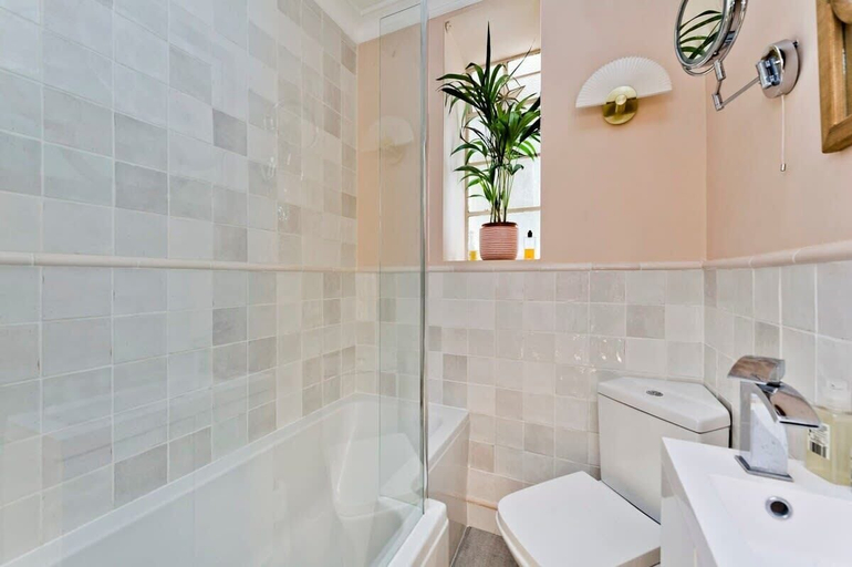 Bathroom 4, Studio Flat With Garden Access, Holland Park, London
