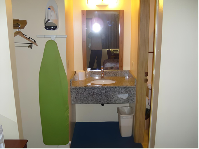 Bathroom 1, Stagecoach Inn, Clackamas