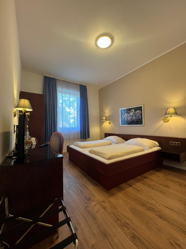 Bedroom 5, Central Hotel, Worms