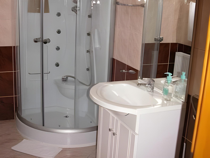Bathroom 4, Huli Panzio, Tokaji