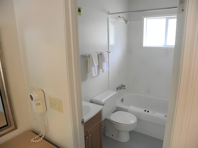 Bathroom 3, Rivermount Motel, Thompson-Nicola