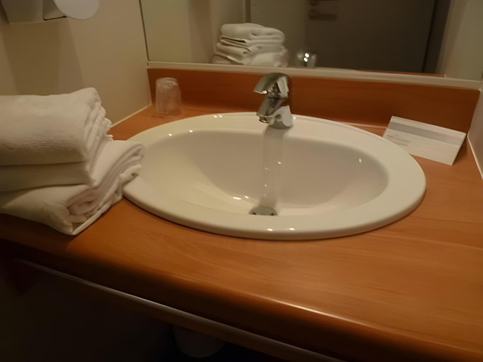 Bathroom 3, Brit Hotel Saint-Nazaire Centre, Loire-Atlantique