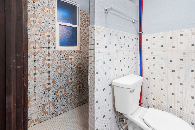 Bathroom 3, Workforce Suites, Miami