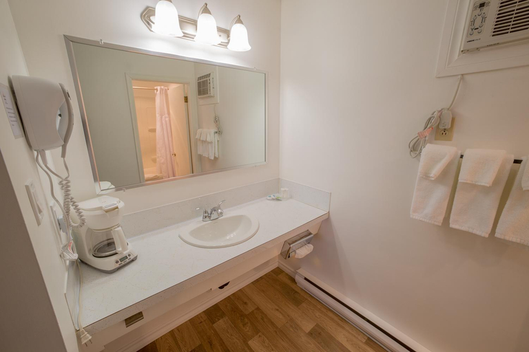 Bathroom 5, Westwood Motel 100 Mile House, Cariboo
