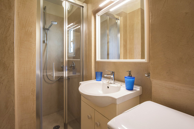 Bathroom 3, Oltrarno Classic by MMega, Florence
