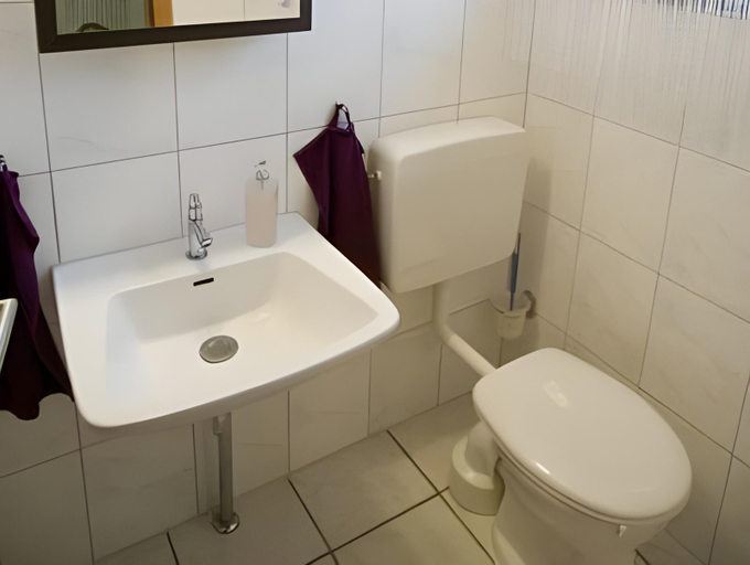 Bathroom 2, Zimmer Weiss, Wetteraukreis