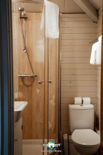 Bathroom 3, The Bear Inn, Carmarthenshire