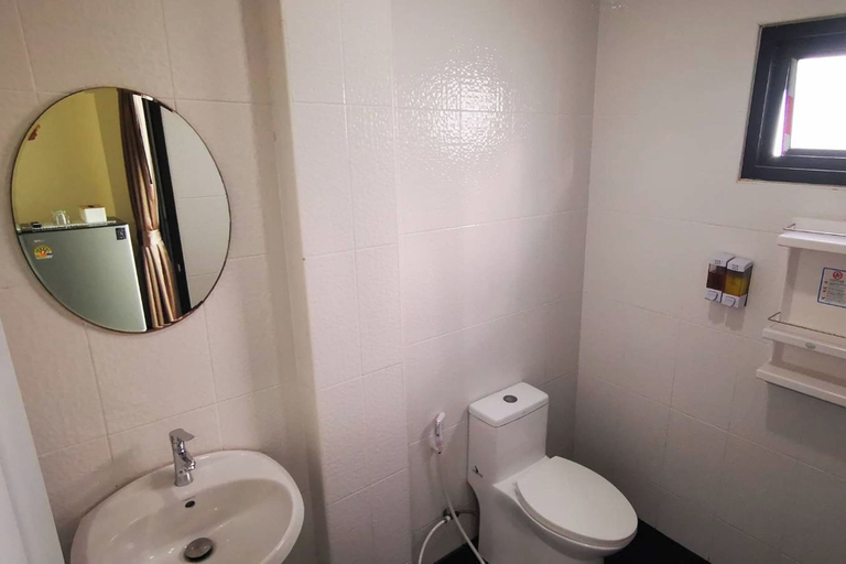 Bathroom 4, C Park, Krathum Baen