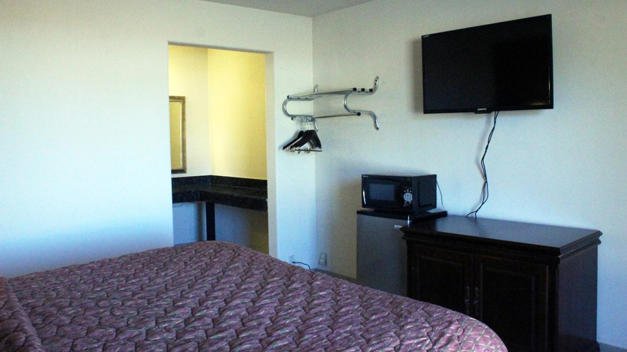 Bedroom, Royal Inn & Suites, Smith