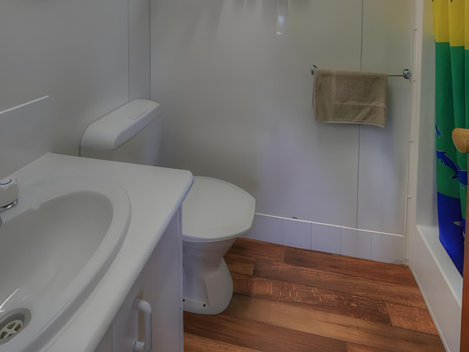 Bathroom 5, NRMA Bairnsdale Riverside Holiday Park, E. Gippsland - Bairnsdale