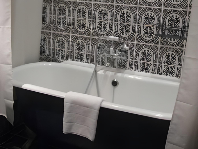 Bathroom 2, L'Art de Vivre, Pyrénées-Orientales