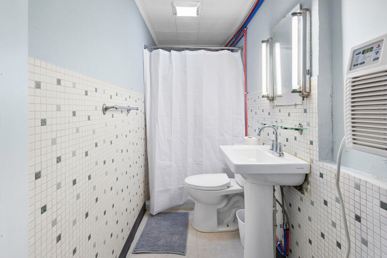 Bathroom 2, Workforce Suites, Miami
