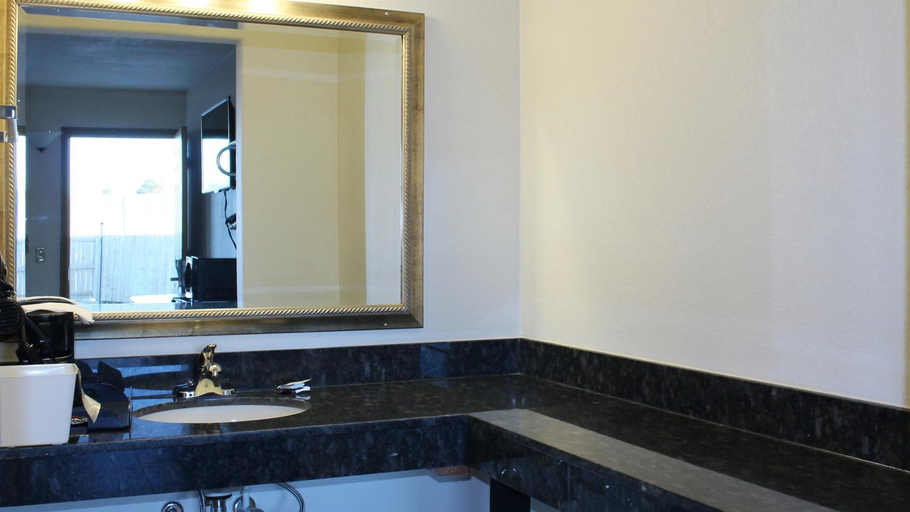 Bathroom 3, Royal Inn & Suites, Smith