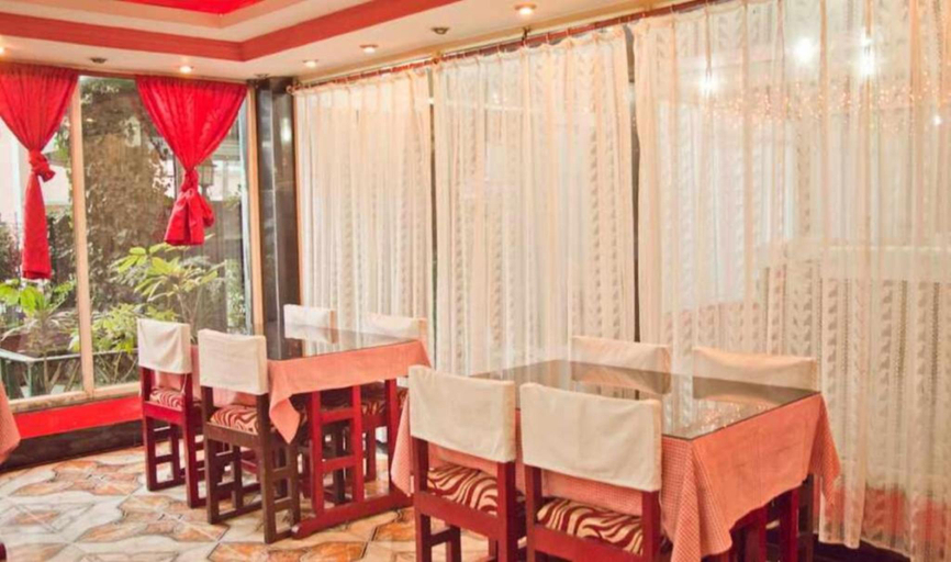 Food & Drinks 4, Goroomgo Shambhu Mall Road Darjeeling, Darjiling