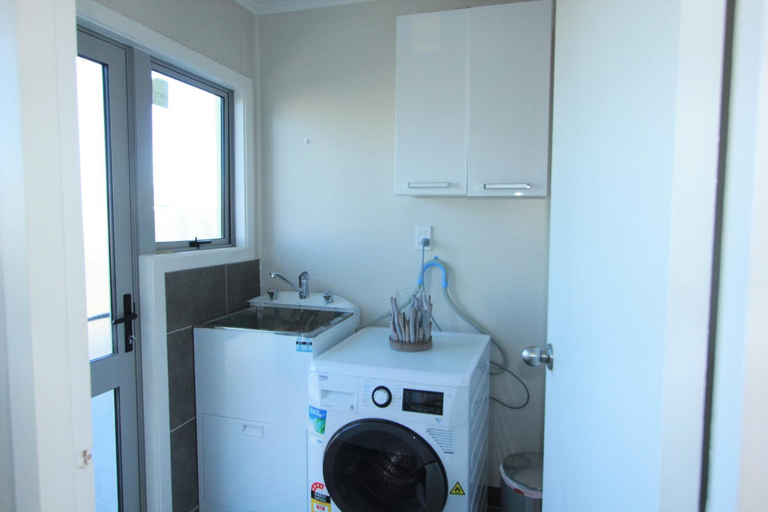 Bathroom 3, Rose Apartments and Spa Unit 5, Rotorua