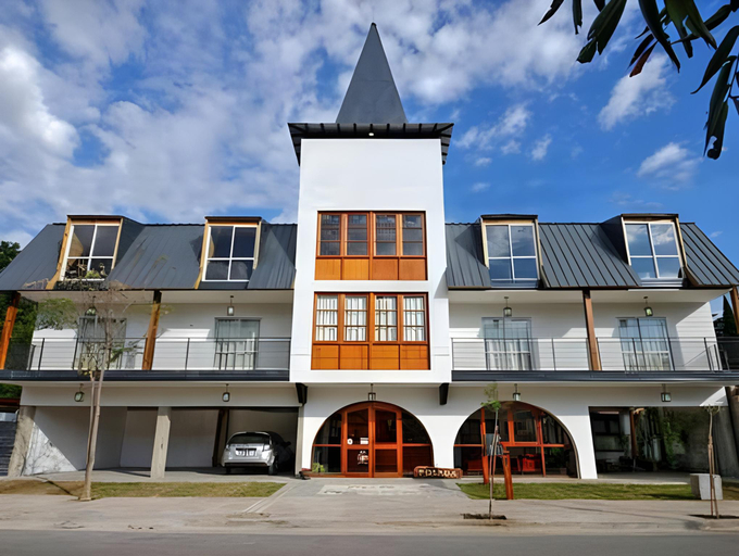 Exterior & Views